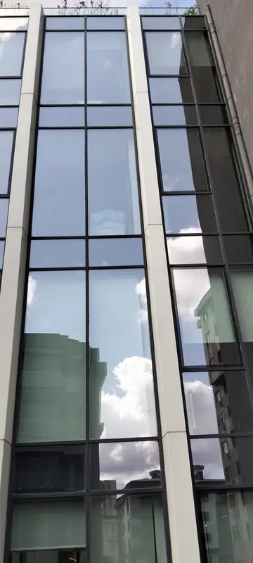 Temizlik sonrası cam cephe