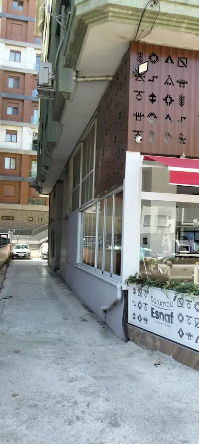 İşyeri yan cephesi, tabela ve cam bölme