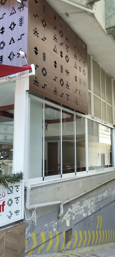 Cadde üzeri işyeri vitrin camları