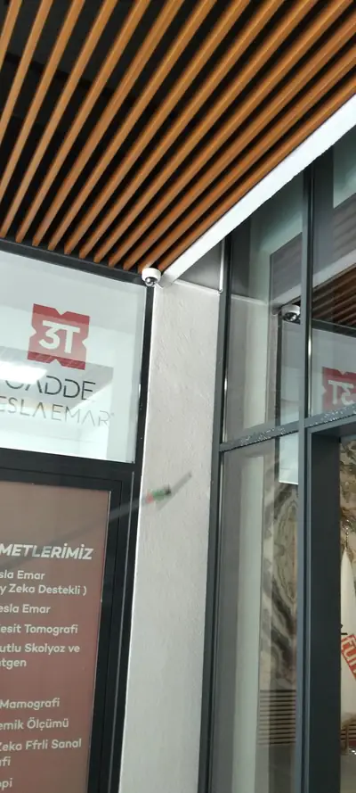 Sağlık merkezi giriş cephesi, cam ve tabela
