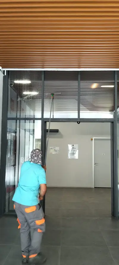 Bina giriş holü camı, teleskopik aparatla üst bölüm