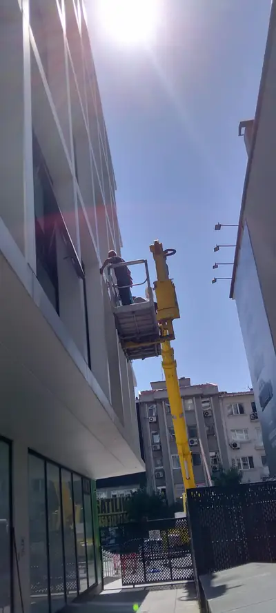 Sepetli platformla üst kat cephe camı çalışması
