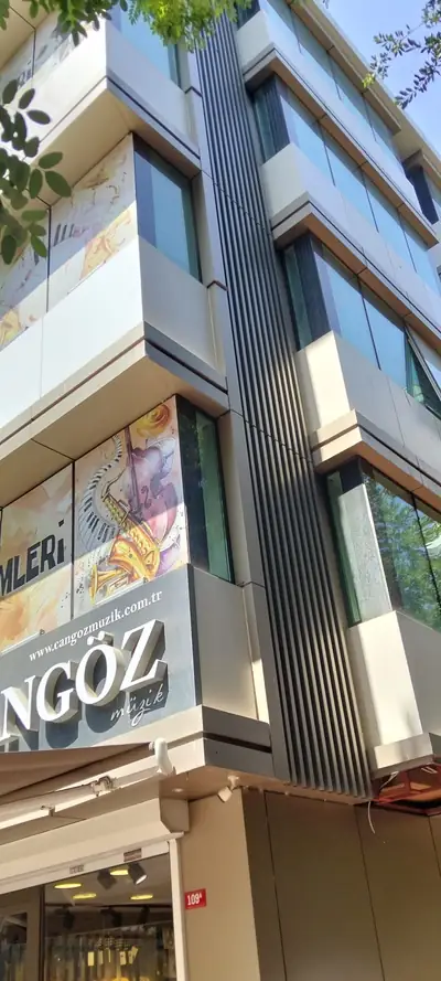 Çok katlı köşe binanın cam ve kompozit cephesi