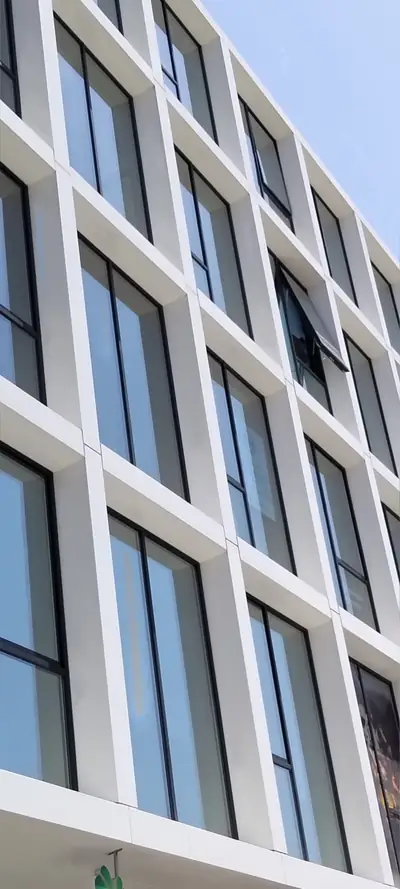 Çok katlı iş merkezinin cam cephesi