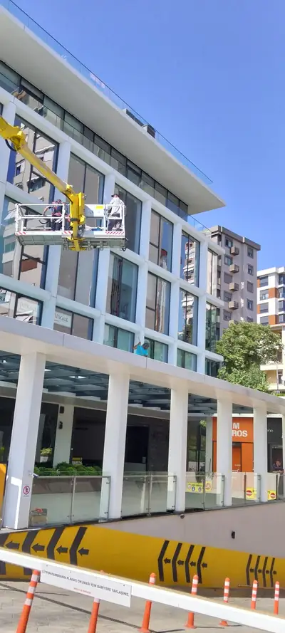 İş merkezi cephesinde platformla çalışma