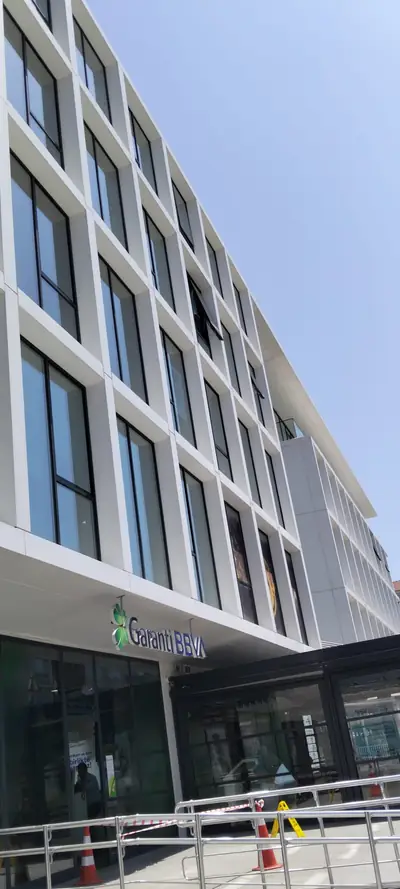 Beyaz cepheli binanın yatay cam bantları