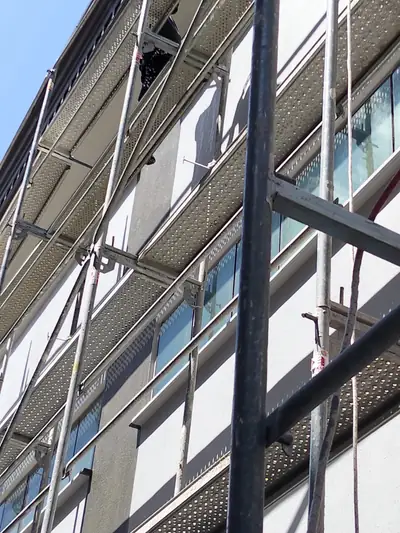 Kurulu iskele boyunca cephe camları