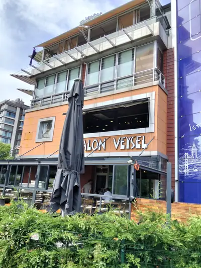 Cadde üzeri restoranın cephe ve cam yüzeyleri