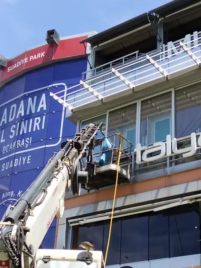 Alışveriş merkezi cephesinde platformla çalışma