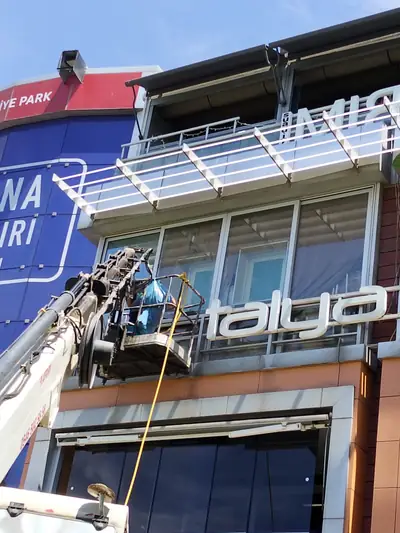 İşletme giriş cephesinde platformla yüksek erişim