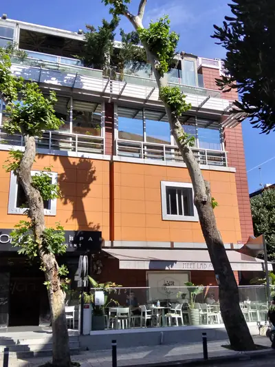 Bahçeli restoranın cam cephesi