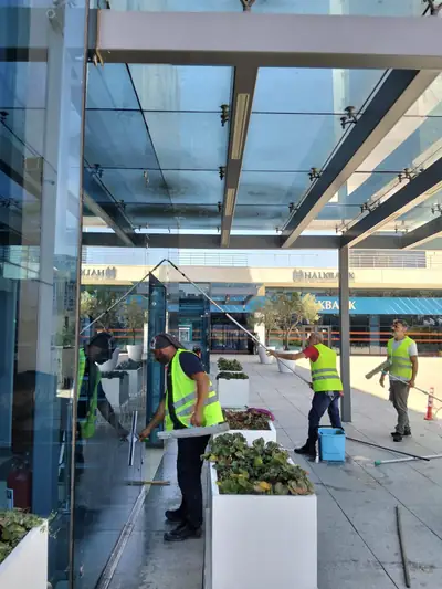Reflektif yelekli ekip cam cephe temizliğinde