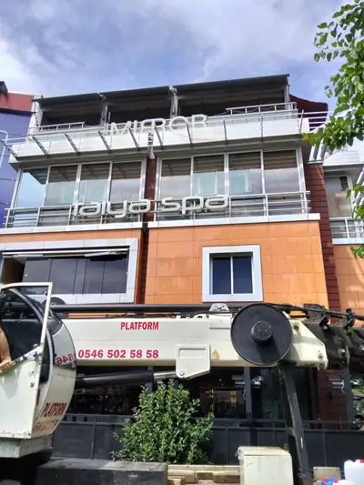 Platform aracı ve ekip, alışveriş merkezi girişinde