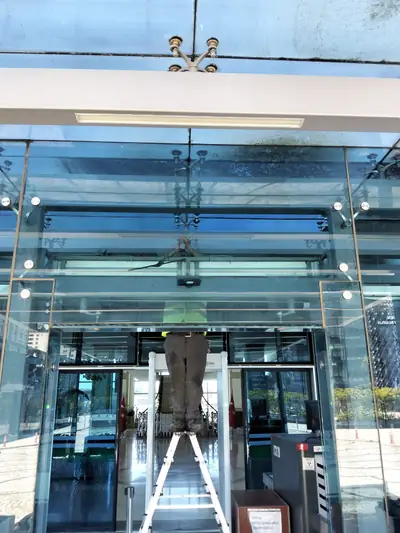 Otomatik kapı ve giriş camı, merdivenle erişim