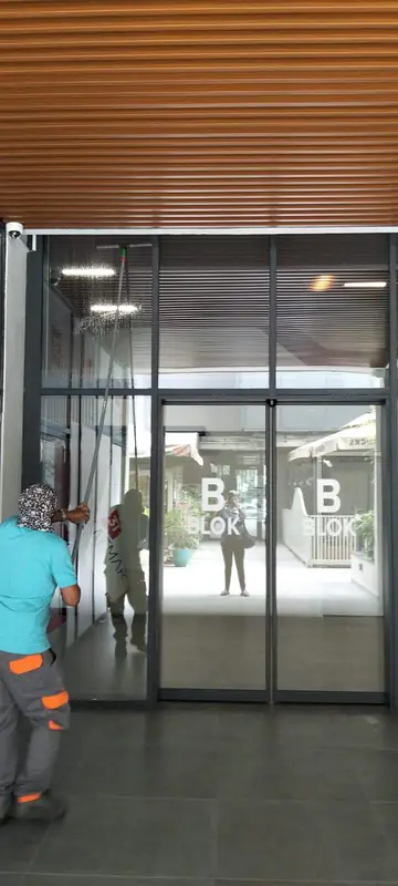 Blok girişi cam ve otomatik kapı temizliği